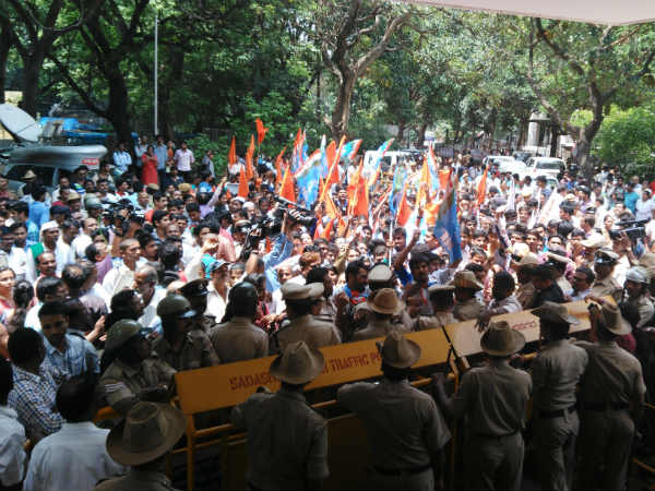 ಜೋರಾದ ಪ್ರತಿಭಟನೆ