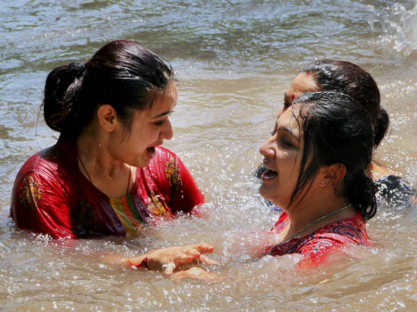 ಕಾಶ್ಮೀರದಲ್ಲಿ ನೀರಿನಲ್ಲಿ ನೀರೆಯರು