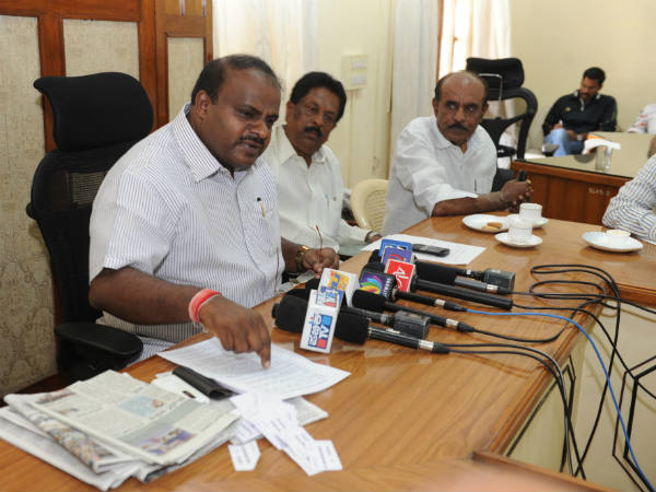 ಅಧಿಕಾರಿಗಳನ್ನು ಅಮಾನತು ಮಾಡಿ