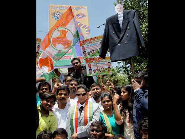 ಬೆಂಗಳೂರಲ್ಲಿ ಬೀದಿಗಿಳಿದ ಕಾಂಗ್ರೆಸ್ ಪಡೆ ಬೆಂಗಳೂರಲ್ಲಿ ಬೀದಿಗಿಳಿದ ಕಾಂಗ್ರೆಸ್ ಪಡೆ