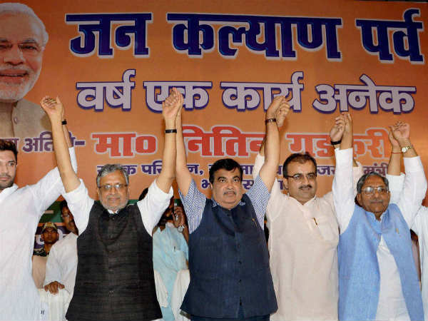 ವರ್ಷಾಚರಣೆಯಲ್ಲಿ ಭಾಗಿಯಾದ ಗಡ್ಕರಿ ವರ್ಷಾಚರಣೆಯಲ್ಲಿ ಭಾಗಿಯಾದ ಗಡ್ಕರಿ