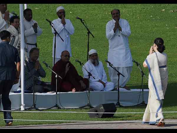 ನೆಹರೂಗೆ ಗೌರವ ಸೂಚಿಸಿದ ಸೋನಿಯಾ 