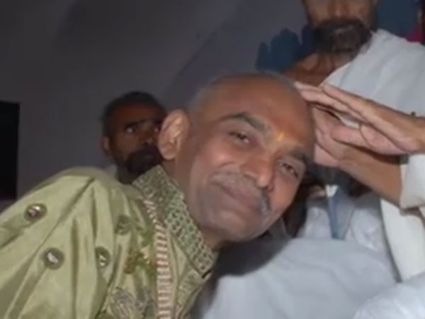 ದೀಕ್ಷೆ ಸಮಾರಂಭಕ್ಕೆ 100 ಕೋಟಿ ಖರ್ಚು