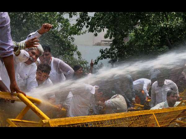 ಪ್ರತಿಭಟನೆ ತಡೆದ ಪೊಲೀಸರು