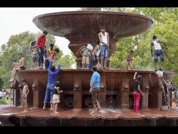 ಬಿಸಿಲ ಝಳಕ್ಕೆ ಸ್ನಾನ