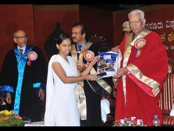  ಪದವಿ ಪ್ರಮಾಣ ಪತ್ರ ಸ್ವೀಕರಿಸಿದ್ದಾರೆ