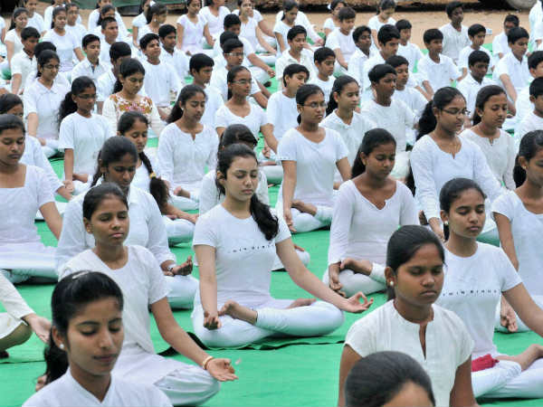 ಹೈದರಾಬಾದ್‌ನಲ್ಲಿ ವಿದ್ಯಾರ್ಥಿಗಳ ಯೋಗಾಭ್ಯಾಸ