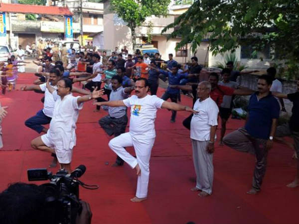 ಕೇರಳದಲ್ಲಿ ಯೋಗ ಮಾಡಿದ ಡಿವಿ ಸದಾನಂದ ಗೌಡರು