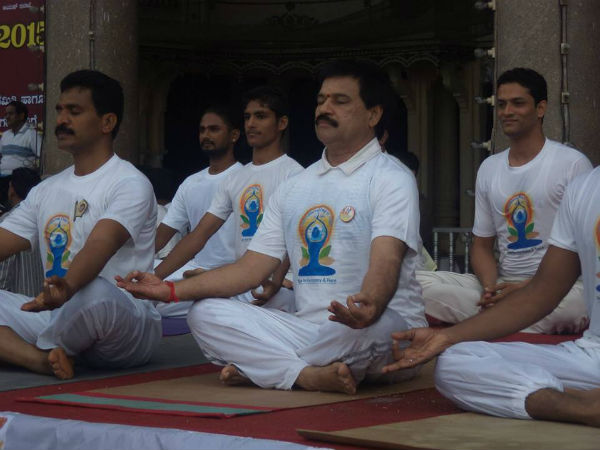 ಮೈಸೂರಿನಲ್ಲಿ ಯೋಗ ಮಾಡಿದ ಎಸ್‌.ಎ.ರಾಮದಾಸ್
