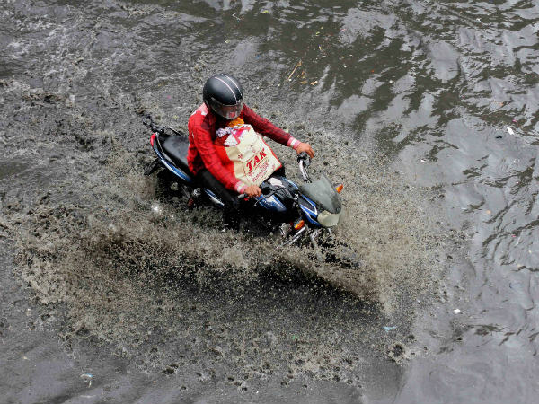 ಮಳೆಯಲ್ಲೇ ಬೈಕ್ ಸವಾರಿ