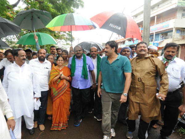 ಸುರಿಯುವ ಮಳೆಯ ನಡುವೆಯೇ ಪಾದಯಾತ್ರೆ
