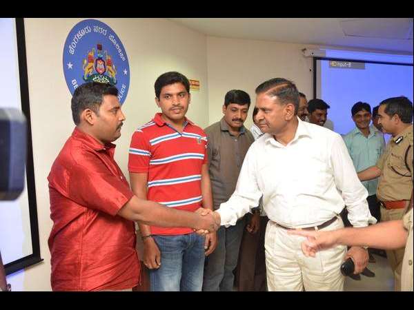 ಎರಡು ಬ್ಯಾಂಕ್ ಗಳಲ್ಲಿ ಹಣ ಜಮಾವಣೆ