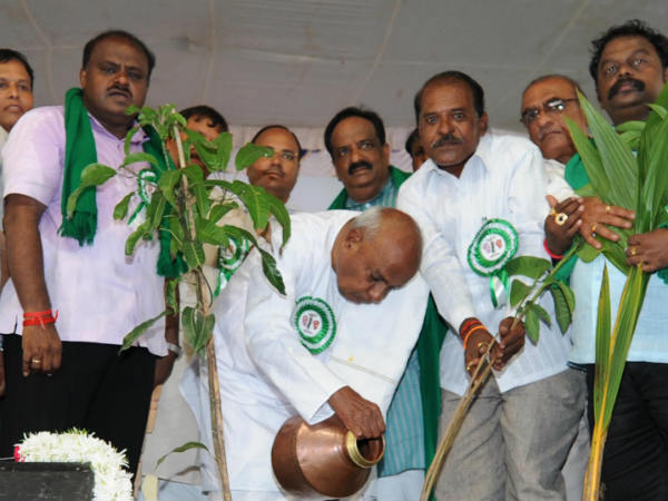 ಪಾದಯಾತ್ರೆ ಮುಗಿಸಿ ಸಮಾವೇಶ