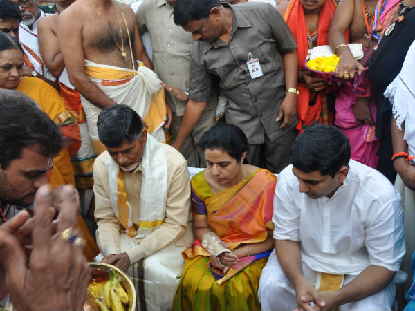 ಪುಣ್ಯಸ್ನಾನಕ್ಕಾಗಿ ಬಂದ ಭಕ್ತಾದಿಗಳು ಪುಣ್ಯಸ್ನಾನಕ್ಕಾಗಿ ಬಂದ ಭಕ್ತಾದಿಗಳು