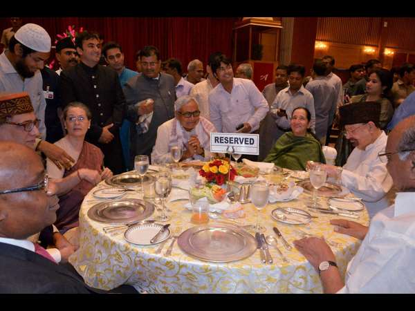 ಸೋನಿಯಾ ಇಫ್ತಾರ್ ಕೂಟ ಸೋನಿಯಾ ಇಫ್ತಾರ್ ಕೂಟ