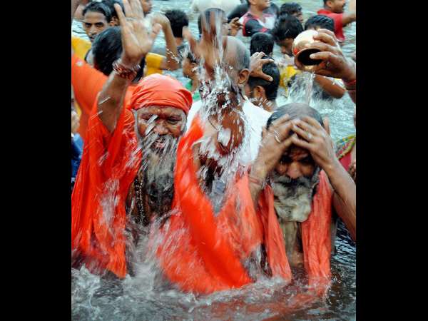 ಸ್ವಾಮೀಜಿಗಳ ಮಂತ್ರೋಚ್ಛಾರ ಸ್ವಾಮೀಜಿಗಳ ಮಂತ್ರೋಚ್ಛಾರ