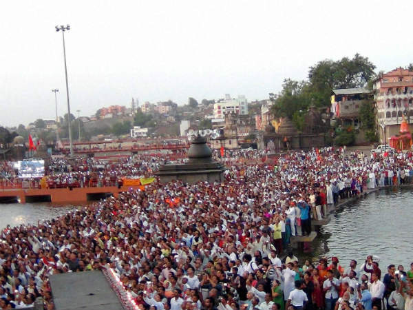 ಗೋದಾವರಿ ನದಿಯಲ್ಲಿ ಪುಣ್ಯ ಸ್ನಾನ ಗೋದಾವರಿ ನದಿಯಲ್ಲಿ ಪುಣ್ಯ ಸ್ನಾನ