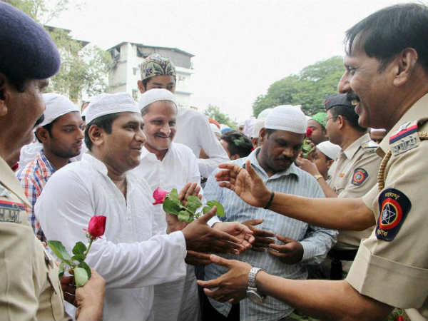 ಪೊಲೀಸ್ ಅಧಿಕಾರಿಗಳಿಂದ ಶುಭಾಶಯ