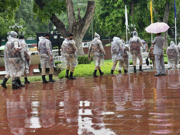 ಭದ್ರತಾ ಸಿಬ್ಬಂದಿಗೂ ತಟ್ಟಿದ ಮಳೆ