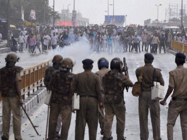 ಪ್ರತಿಭಟನೆ ಚದುರಿಸಲು ಗಾಳಿಯಲ್ಲಿ ಗುಂಡು