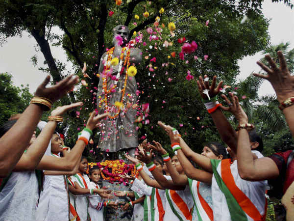 ಆಜಾದರಿಗೆ ಪುಷ್ಪ ನಮನ