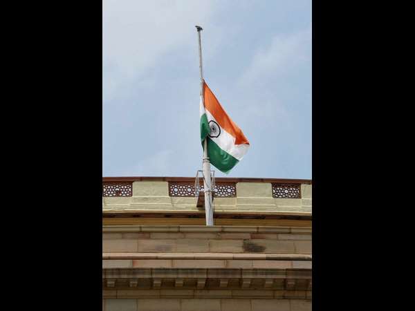 ರಾಷ್ಟ್ರಧ್ವಜ ಇಳಿಸಿ ಗೌರವ ಸೂಚನೆ