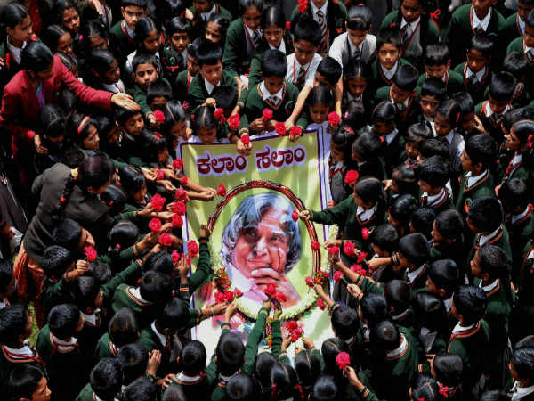 ಮಕ್ಕಳೆಂಬ ಹೂಗಳ ನಡುವೆ ವಿರಾಜಮಾನವಾದ ಕಲಾಂ ಭಾವಚಿತ್ರ