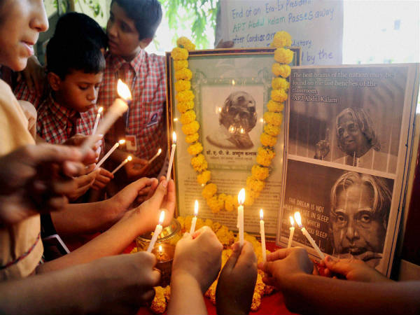ಮೇಣದ ಬತ್ತಿಯ ಮಂದ ಬೆಳಕಿನಲಿ