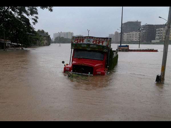 ಮಹಾರಾಷ್ಟ್ರದಲ್ಲಿ ಭಾರಿ ಮಳೆಗೆ ಜನತೆ ತತ್ತರ