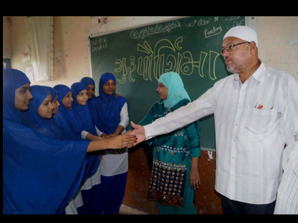 ಶಿಕ್ಷಕರಿಗೆ ಕೃತಜ್ಞತೆ ಅರ್ಪಿಸಿದ ವಿದ್ಯಾರ್ಥಿನಿಯರು