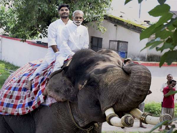 ಆನೆ ಮೇಲೆ ಬಂದ ಶಾಸಕ