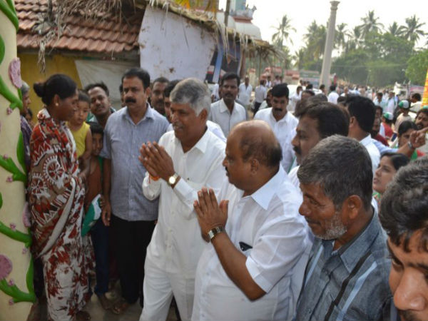 ಮಂಡ್ಯಕ್ಕೆ ಭೇಟಿ ನೀಡಿದಾಗ ಬ್ಯಾಂಡೇಜ್