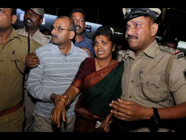 ಶಿಕ್ಷಕರು ಖಾತ್ರಿಯಾದ ಮೇಲೆ ಗೌರವಿಸಿದರು.