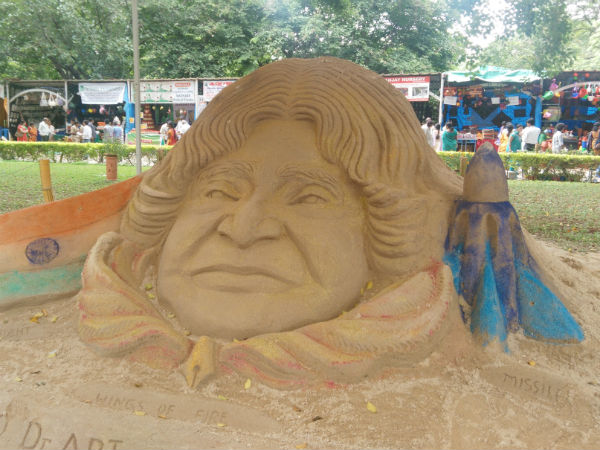 ಕಲಾಕೃತಿಗೆ ಒಂದು ಲಾರಿ ಮರಳು ಕಲಾಕೃತಿಗೆ ಒಂದು ಲಾರಿ ಮರಳು