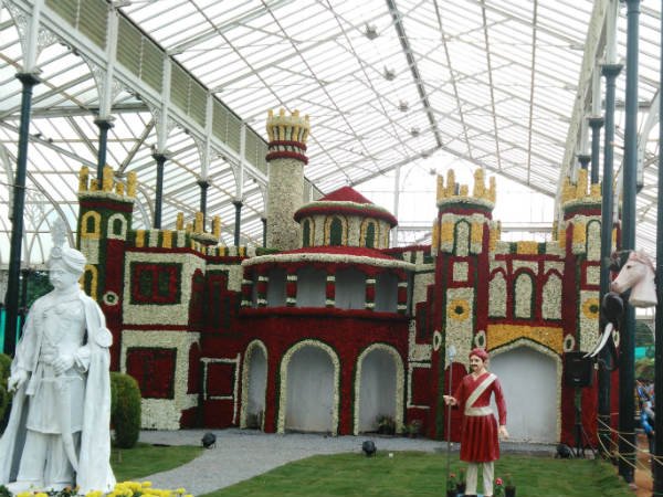 ಗಾಜಿನ ಮನೆಯಲ್ಲಿ ಬೆಂಗಳೂರು ಅರಮನೆ ಗಾಜಿನ ಮನೆಯಲ್ಲಿ ಬೆಂಗಳೂರು ಅರಮನೆ