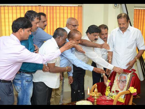 ಎಲ್ಲರೂ ನಮ್ಮವರೇ ಎಂದೇ. ಎಲ್ಲರೂ ನಮ್ಮವರೇ ಎಂದೇ.