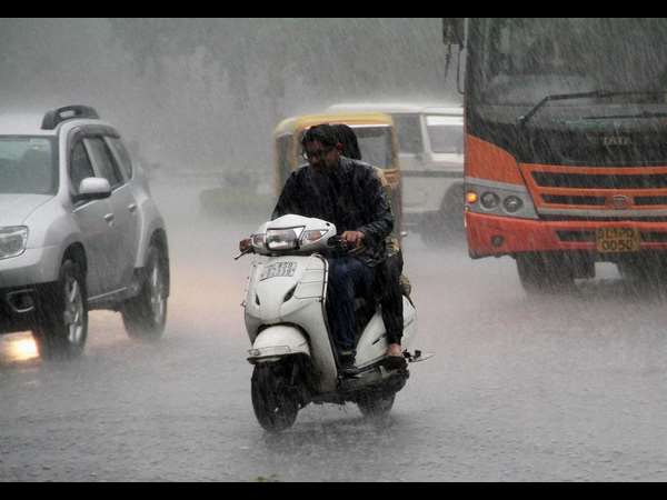 ಮಳೆಯಲ್ಲಿ ಮನೆಗೆ