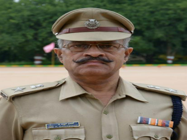 Government takes decision issued a servicing medals to police in Maaneksha playground
