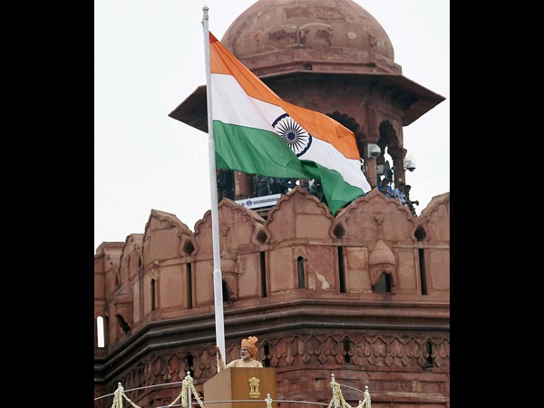 ಕೆಂಪು ಕೋಟೆ ಮೇಲೆ ಹಾರಾಡಿದ ರಾಷ್ಟ್ರಧ್ವಜ