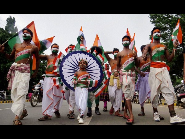 ದೇಶ ಭಕ್ತಿ ಮೆರೆದ ಬಾಲಕರು