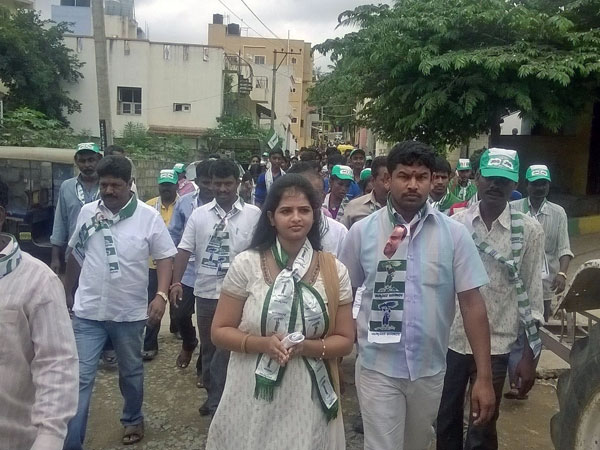 BBMP election 2015 : interview M.com student Ashwini T JDS candidate in Deepanjali ward