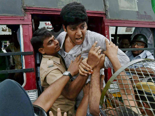 ಕಾಂಗ್ರೆಸ್ ನಿಂದ ರೈಲು ತಡೆ ಕಾಂಗ್ರೆಸ್ ನಿಂದ ರೈಲು ತಡೆ