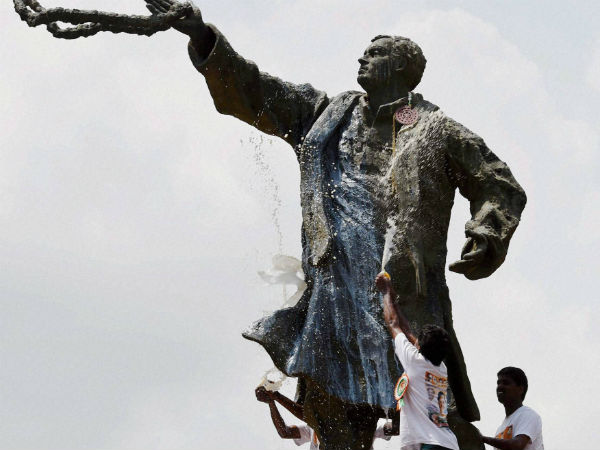 ರಾಜೀವ್ ಗೆ ಕ್ಷೀರಾಭಿಷೇಕ