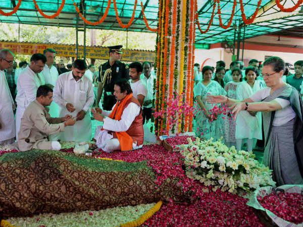 ಗೌರವ ಸಲ್ಲಿಸಿದ ಸೋನಿಯಾ ಗಾಂಧಿ