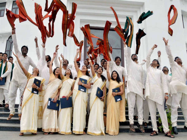 ಪದವಿ ಪಡೆದ ಖುಷಿಯಲ್ಲಿ ವಿದ್ಯಾರ್ಥಿಗಳು