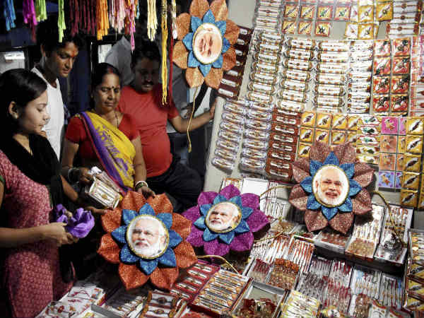 ಕಮಲದ ರಾಖಿಯಲ್ಲಿ ನರೇಂದ್ರ ಮೋದಿ 
