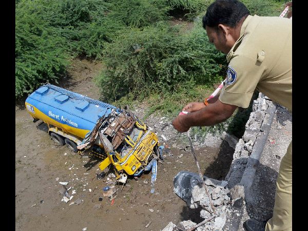 ಕೆಳಕ್ಕೆ ಬಿದ್ದ ಟ್ಯಾಂಕರ್