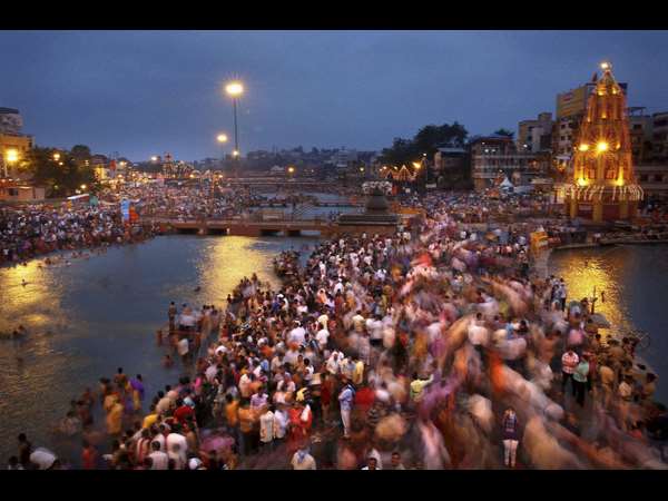 ಗೋದಾವರಿ ನದಿ ತೀರದಲ್ಲಿ ಸ್ನಾನ