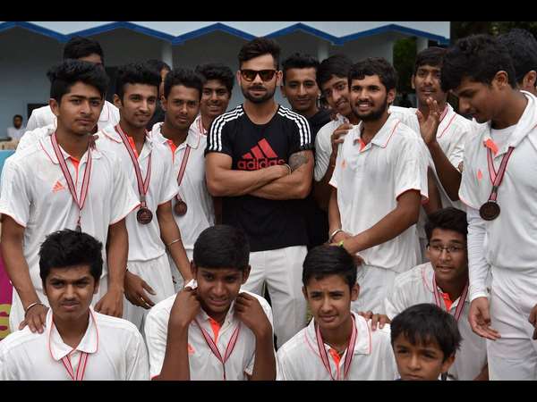 ಮಕ್ಕಳೊಂದಿಗೆ ಆಟ ಮಕ್ಕಳೊಂದಿಗೆ ಆಟ