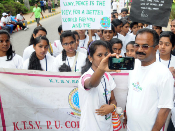 ಮೇಯರ್ ವೊಂದಿಗೆ ಸೆಲ್ಫಿ